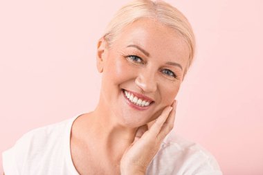 Renkli, sağlıklı ciltli, güzel, olgun bir kadın.