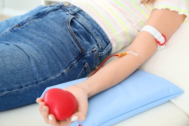 kadın hastanede kan bağışı