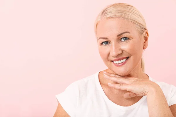 Beautiful mature woman with healthy skin on color background — Stock Photo, Image