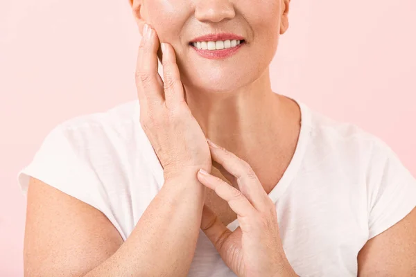 Beautiful mature woman with healthy skin on color background — Stock Photo, Image