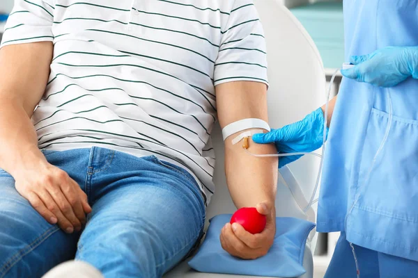 Hombre donando sangre en el hospital — Foto de Stock