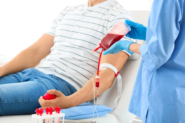 Homem doando sangue no hospital — Fotografia de Stock