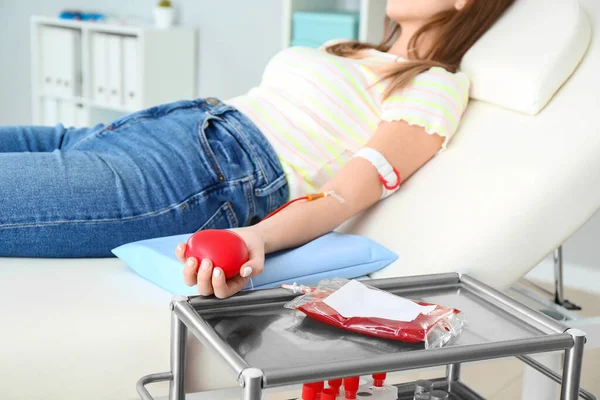 Donna che dona sangue in ospedale — Foto Stock