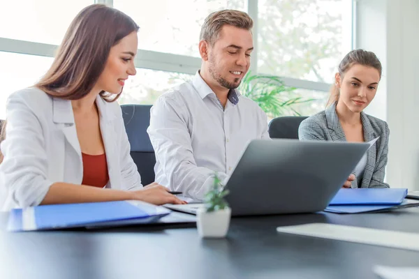 Gruppe von Geschäftsleuten während eines Treffens im Büro — Stockfoto