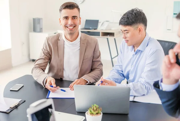 Gruppe von Geschäftsleuten während eines Treffens im Büro — Stockfoto