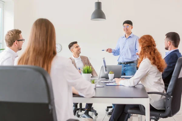 Grupp affärsmän under mötet i ämbetet — Stockfoto