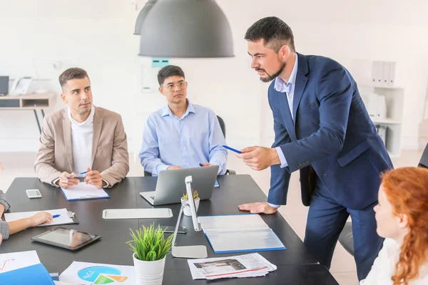 Gruppe von Geschäftsleuten während eines Treffens im Büro — Stockfoto