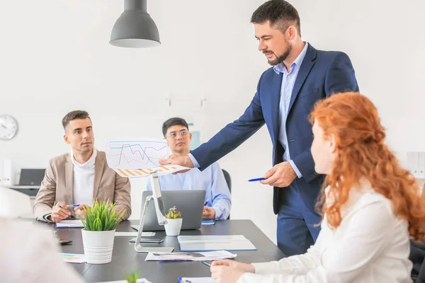 Gruppe von Geschäftsleuten während eines Treffens im Büro — Stockfoto