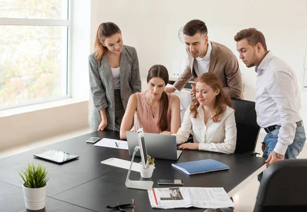 Skupina podnikatelů při schůzce v kanceláři — Stock fotografie