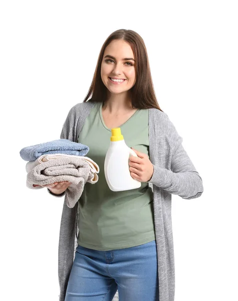 白い背景に洗濯後のきれいなタオルを持つ美しい若い女性 — ストック写真