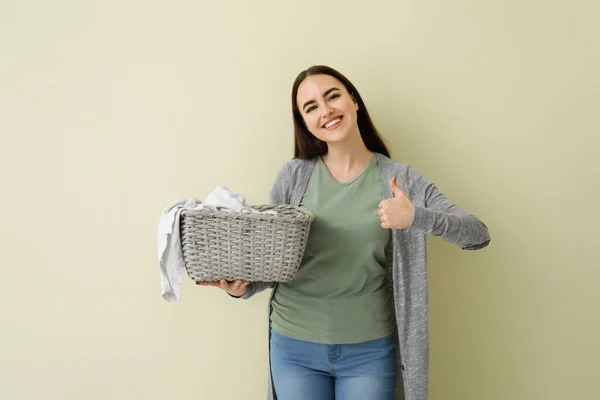 漂亮的年轻女人，洗衣店的衣服色彩斑斓 — 图库照片