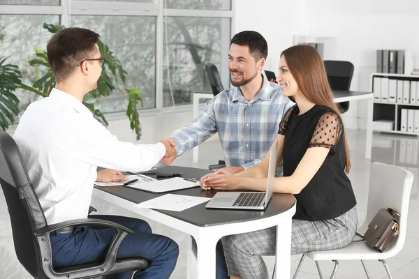 Gerente del banco estrechando la mano con la pareja en la oficina — Foto de Stock