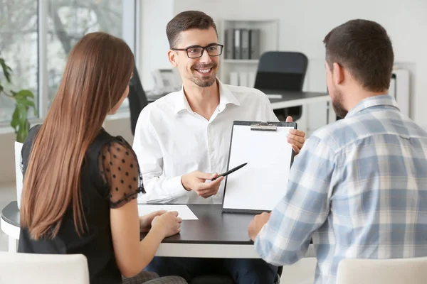 Bank manager working with couple in office — Stock Photo, Image