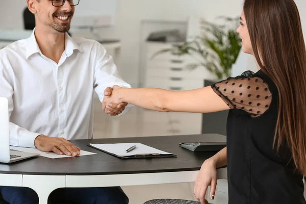 Bank manager shaking hands with woman in office — Stock Photo, Image