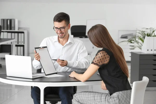 Bank manager working with woman in office — Stock Photo, Image