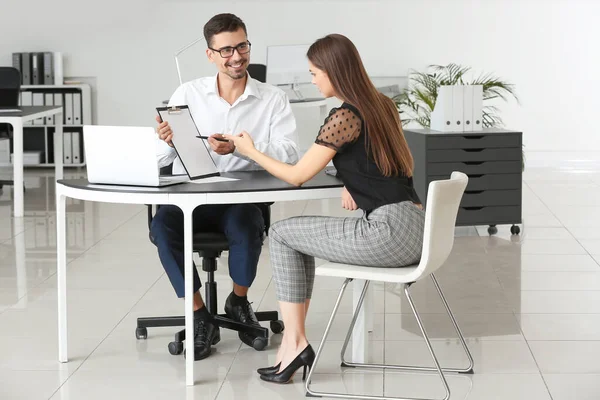 Bank manager working with woman in office — Stock Photo, Image