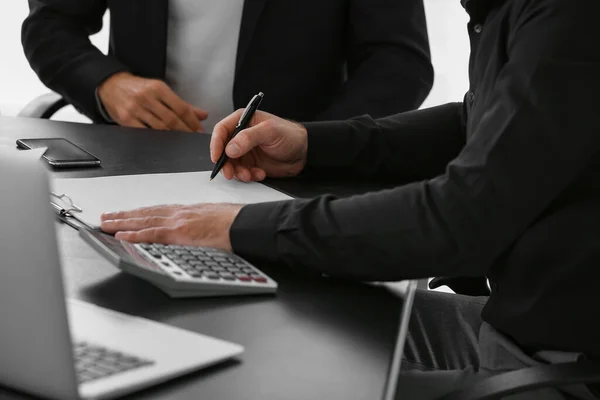 Gerente de banco trabajando con el cliente en la oficina —  Fotos de Stock