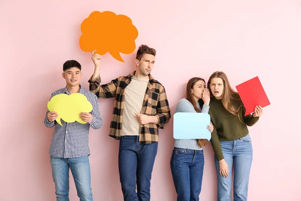 Grupp av ungdomar med tomma tal bubblor på färg bakgrund — Stockfoto