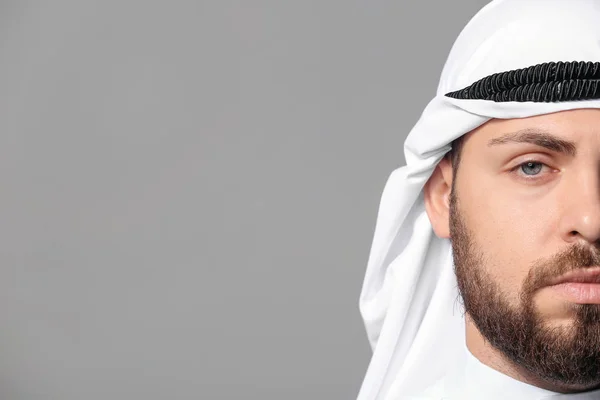 Schöner arabischer Mann auf grauem Hintergrund — Stockfoto