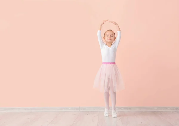 Balerina kecil yang lucu terhadap dinding warna — Stok Foto