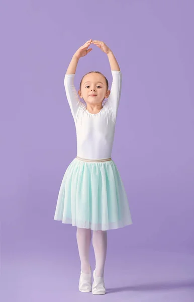 Niedliche kleine Ballerina auf farbigem Hintergrund — Stockfoto