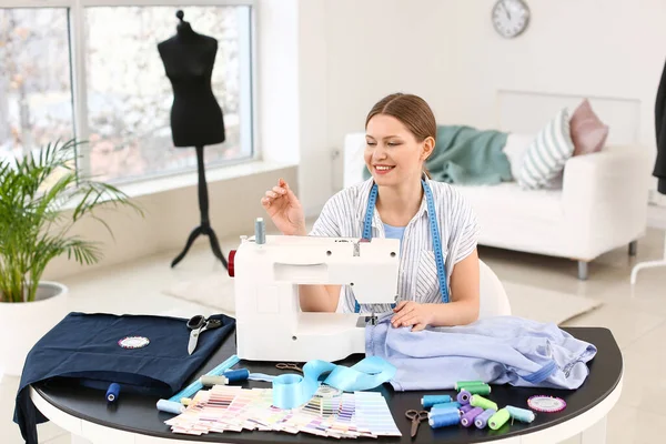 Kadın terzi Atölyesi çalışma