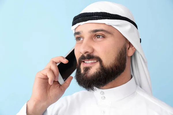 Arab businessman talking by phone on color background — Stockfoto