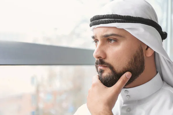 Hombre de negocios árabe cerca de ventana en la oficina — Foto de Stock