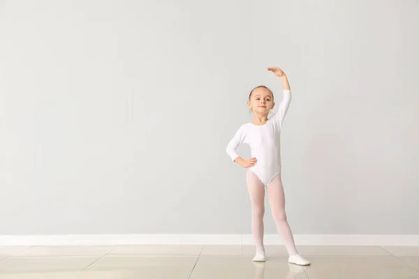 Niedliche kleine Ballerina gegen Lichtwand — Stockfoto