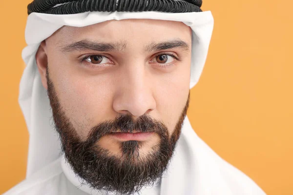 Knappe Arabische man op kleur achtergrond — Stockfoto
