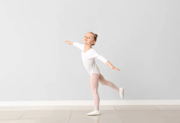 Niedliche kleine Ballerina gegen Lichtwand — Stockfoto