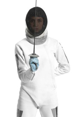 Beyaz arka plan üzerinde genç kadın fencer