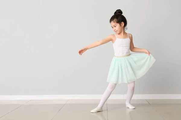 Симпатична маленька балерина на тлі світлої стіни — стокове фото
