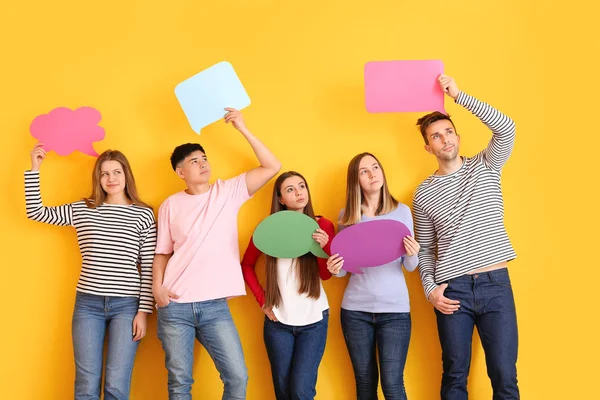 Grupo de jóvenes con burbujas en blanco sobre fondo de color — Foto de Stock