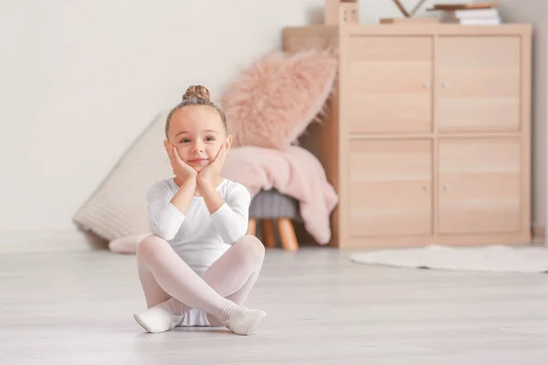 Niedliche kleine Ballerina zu Hause — Stockfoto