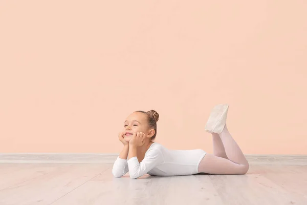 Niedliche kleine Ballerina gegen Farbwand — Stockfoto