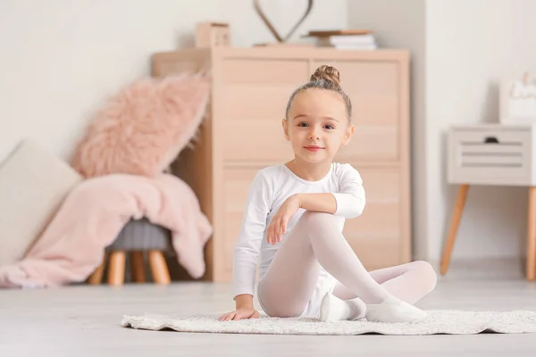 Niedliche kleine Ballerina zu Hause — Stockfoto