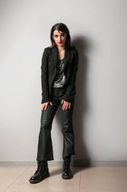 Işık duvarının yakınında güzel moda kadın