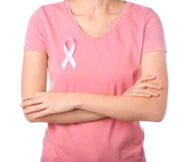Beyaz arka planda pembe kurdeleli genç bir kadın, yakın plan. Kanser farkındalığı kavramı