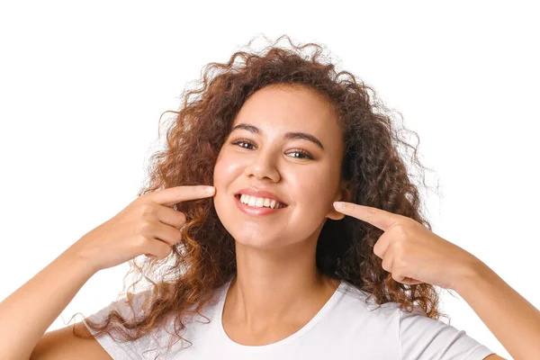 Glückliche Frau mit gesunden Zähnen auf weißem Hintergrund — Stockfoto