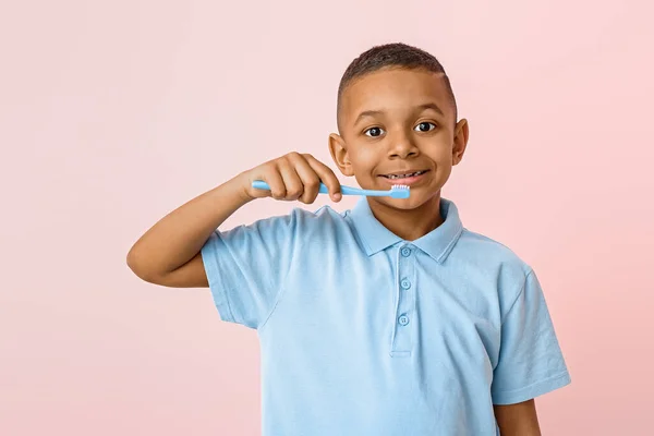 Kis afro-amerikai fiú fogkefével színes háttér — Stock Fotó