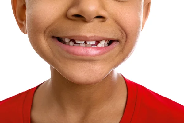 Sorrindo menino afro-americano no fundo branco, close-up — Fotografia de Stock