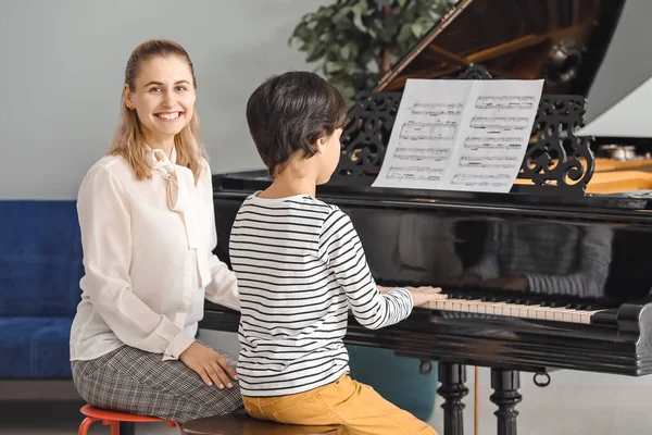 Private music teacher giving piano lessons to little boy — Stock Photo, Image