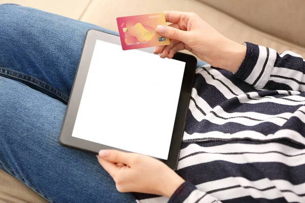 Жінка з кредитною карткою, використовуючи планшетний комп'ютер вдома, крупним планом. Концепція онлайн банкінгу — стокове фото