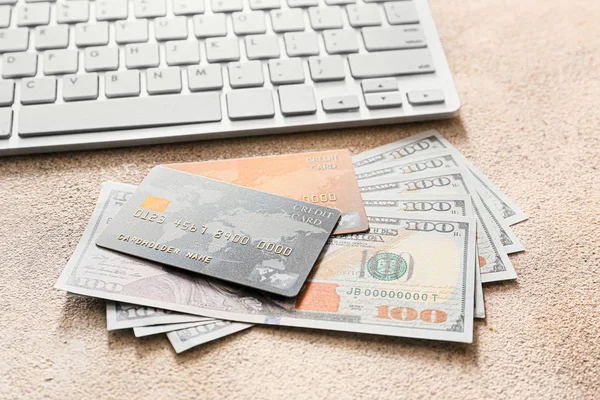 Kreditkort med pengar och dator tangentbord på grå bakgrund. Begreppet internetbank — Stockfoto