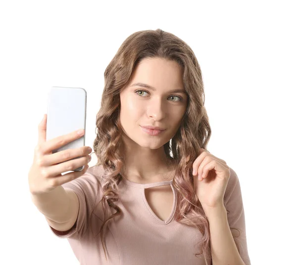 Mujer joven tomando selfie sobre fondo blanco — Foto de Stock