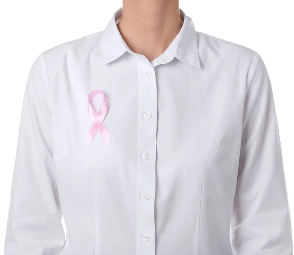 Mujer joven con cinta rosa sobre fondo blanco, primer plano. Concepto de concienciación — Foto de Stock