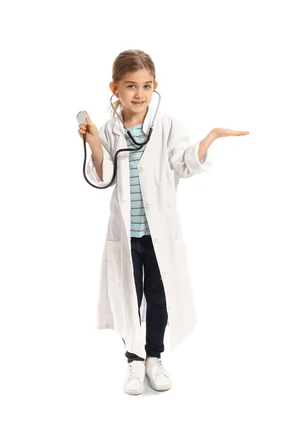 Cute little doctor na białym tle — Zdjęcie stockowe