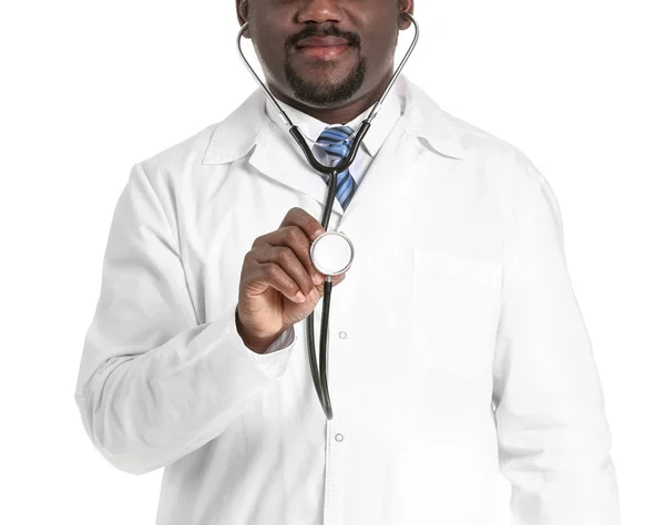 Médico afro-americano masculino com estetoscópio sobre fundo branco — Fotografia de Stock