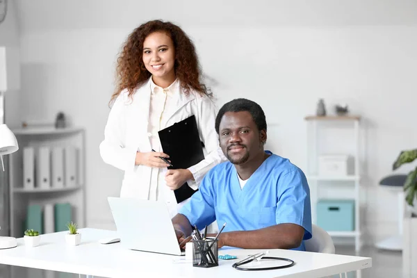 Afro-Amerikaanse artsen werken in kliniek — Stockfoto